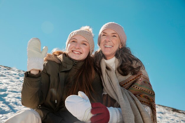 Familia divirtiéndose en invierno