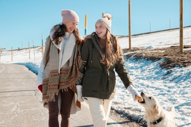 Familia divirtiéndose en invierno