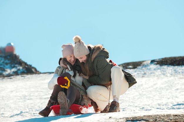 Foto gratuita familia divirtiéndose en invierno