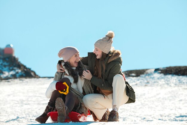 Familia divirtiéndose en invierno