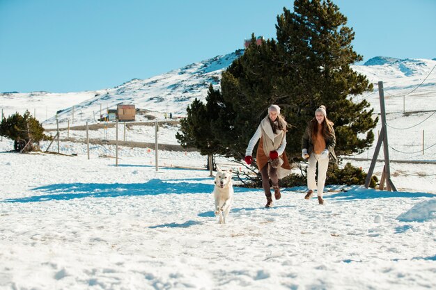 Familia divirtiéndose en invierno