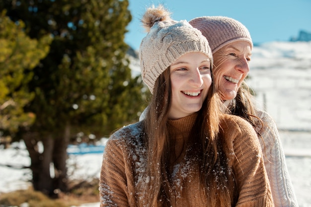 Familia divirtiéndose en invierno