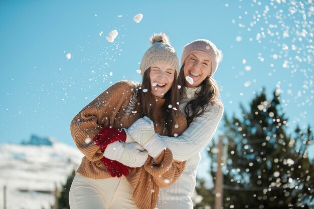 Familia divirtiéndose en invierno