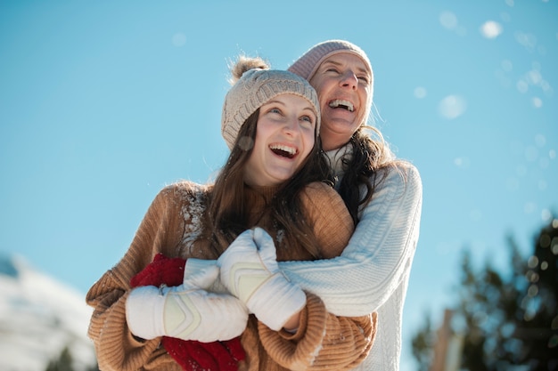 Familia divirtiéndose en invierno