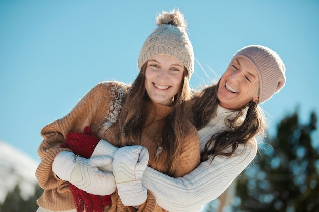 Foto gratuita familia divirtiéndose en invierno