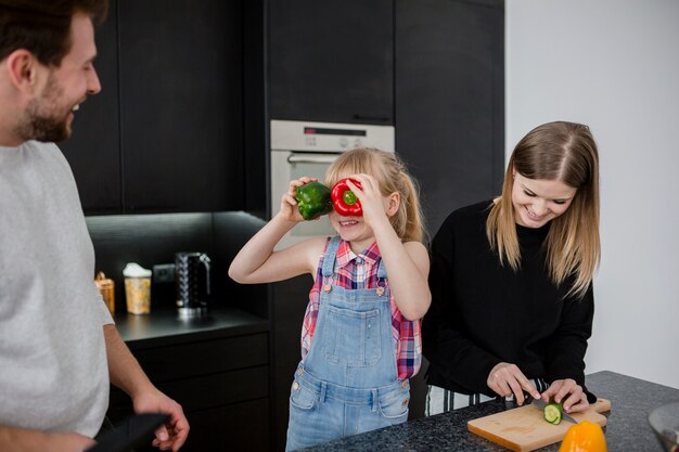 Familia divirtiéndose mientras cocina la cena