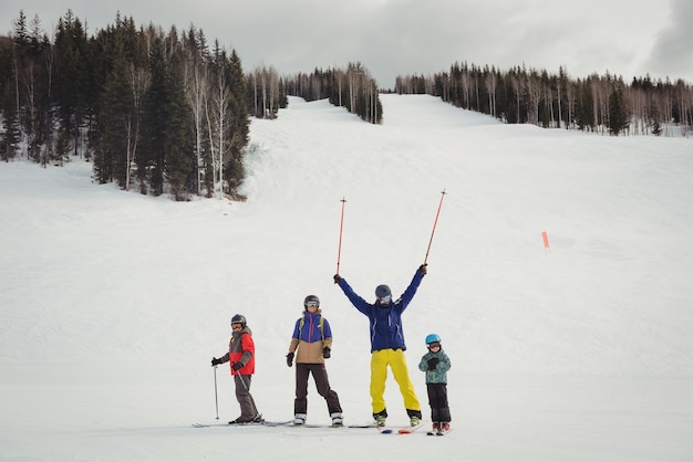 Familia divirtiéndose mientras esquiaba