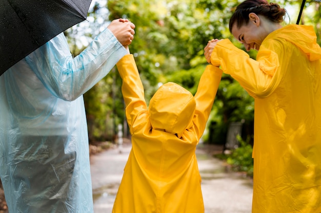 Familia divirtiéndose mientras llueve