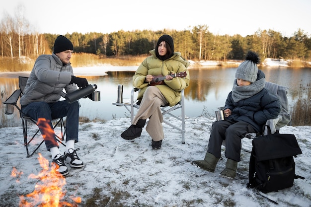 Foto gratuita familia divirtiéndose en la naturaleza