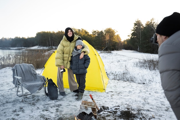 Familia divirtiéndose en la naturaleza