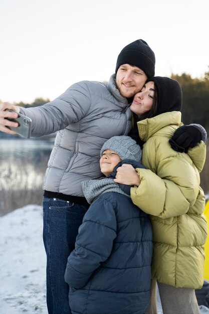 Familia divirtiéndose en la naturaleza