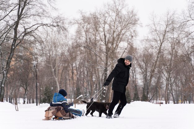 Familia divirtiéndose en la nieve.