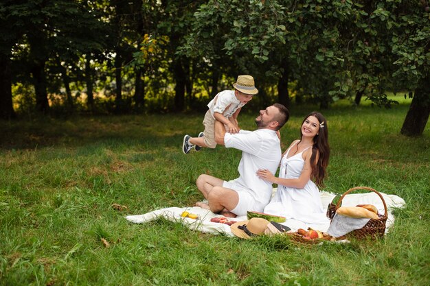 Familia divirtiéndose en un picnic.