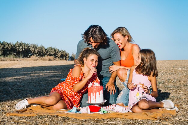 Familia divirtiéndose en un picnic