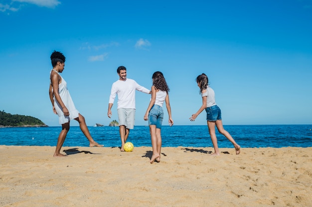 Familia divirtiéndose en la playa