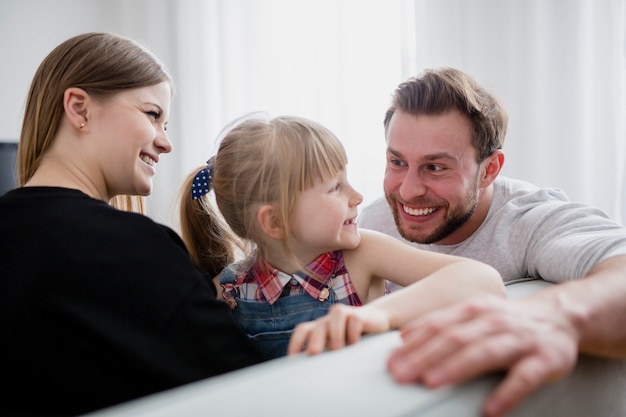 Familia divirtiéndose en el sofá