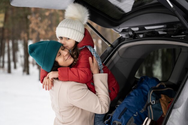 Familia divirtiéndose durante el viaje de invierno