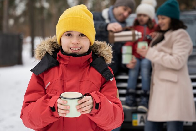 Familia divirtiéndose durante el viaje de invierno