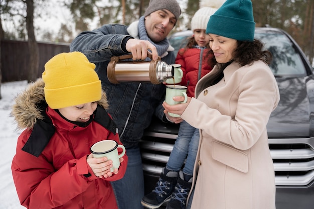 Familia divirtiéndose durante el viaje de invierno