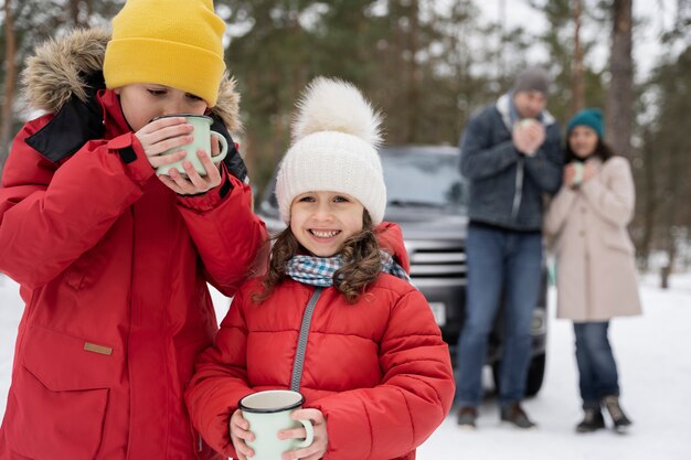 Familia divirtiéndose durante el viaje de invierno