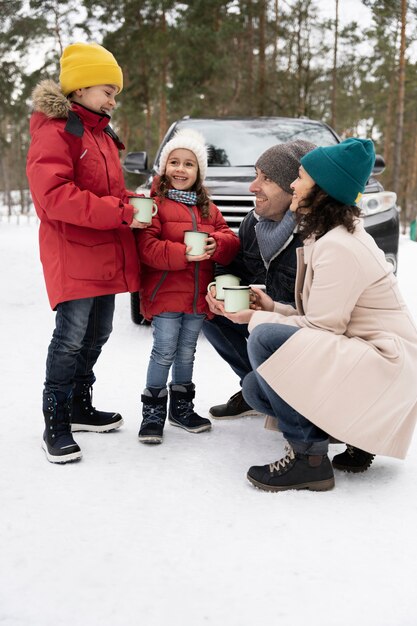 Familia divirtiéndose durante el viaje de invierno