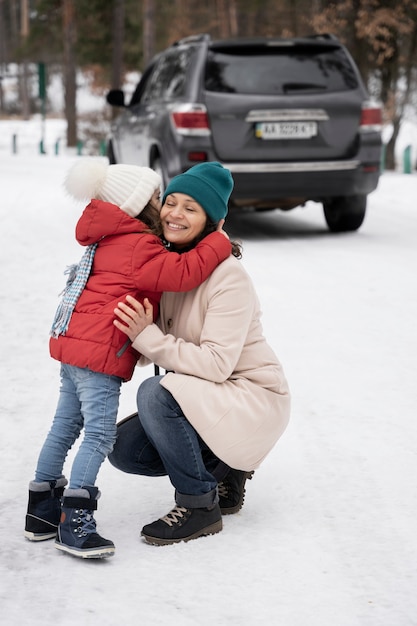 Familia divirtiéndose durante el viaje de invierno