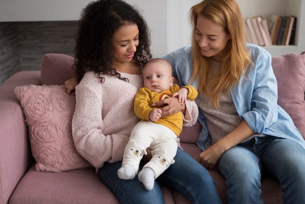 Familia de dos mamás que tienen un bebé