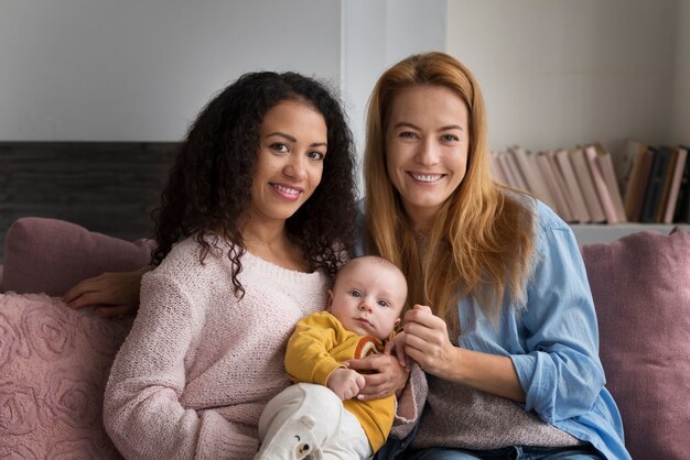 Familia de dos mamás que tienen un bebé