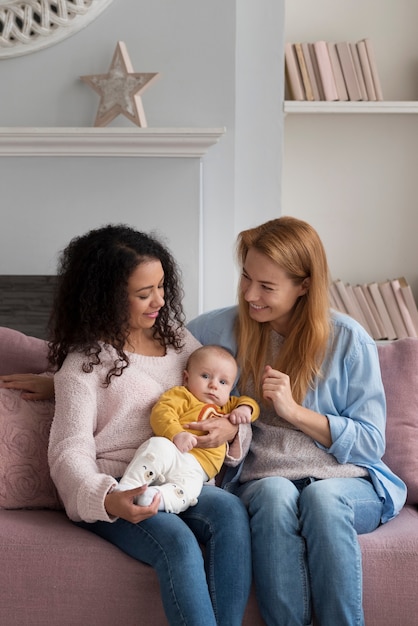 Familia de dos mamás que tienen un bebé