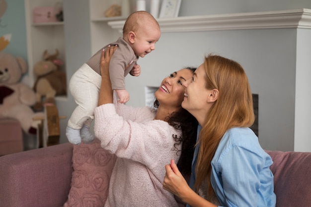 Foto gratuita familia de dos mamás que tienen un bebé