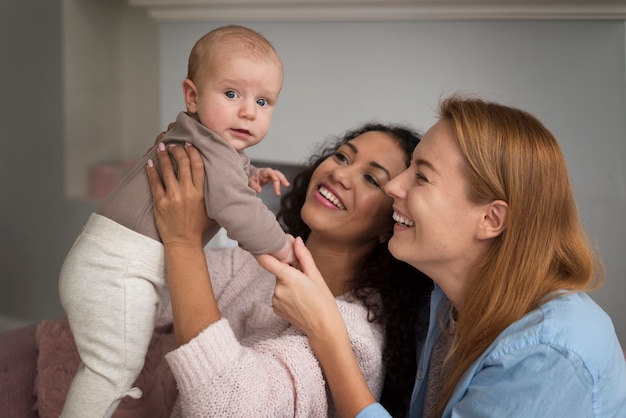 Familia de dos mamás que tienen un bebé