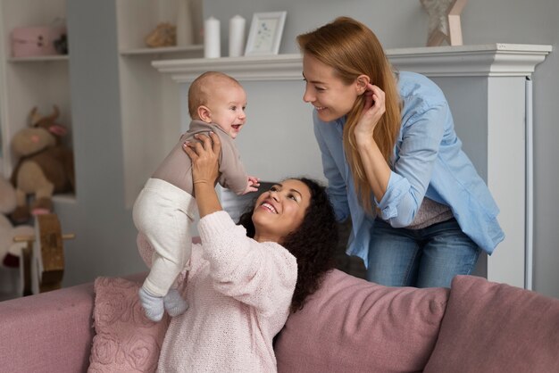 Familia de dos mamás que tienen un bebé