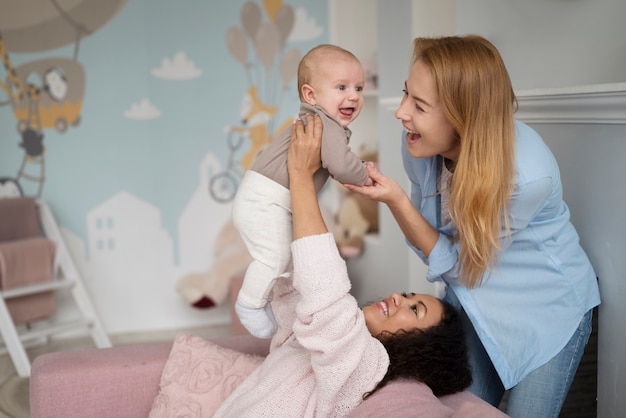 Familia de dos mamás que tienen un bebé