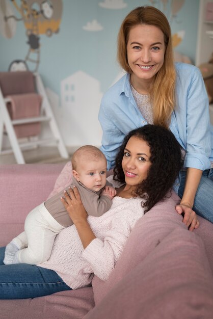 Familia de dos mamás que tienen un bebé