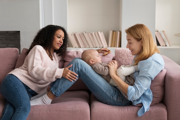 Foto gratuita familia de dos mamás que tienen un bebé