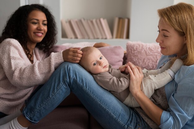 Familia de dos mamás que tienen un bebé