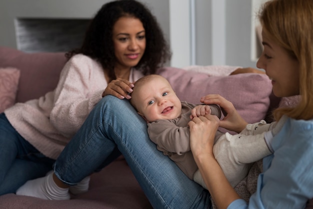 Familia de dos mamás que tienen un bebé