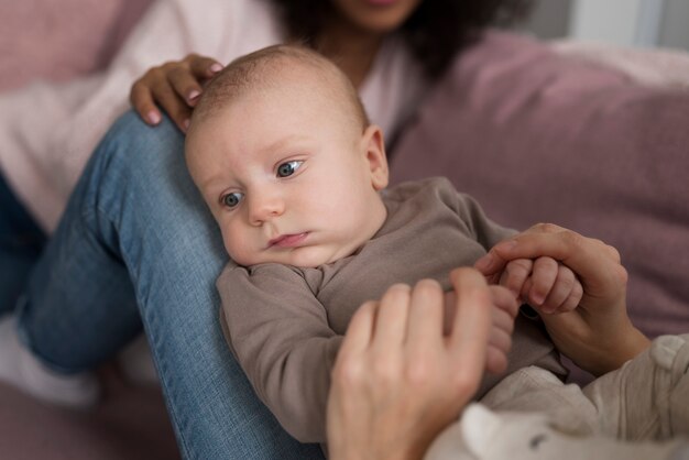 Familia de dos mamás que tienen un bebé