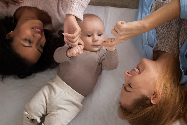 Familia de dos mamás que tienen un bebé