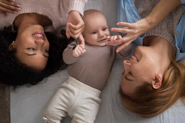 Familia de dos mamás que tienen un bebé