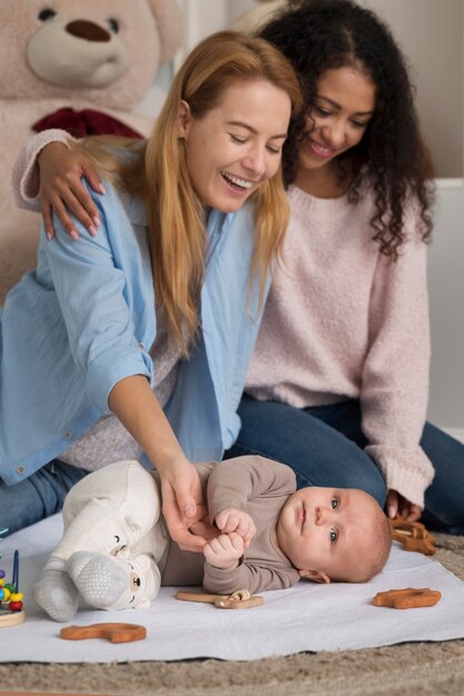 Familia de dos mamás que tienen un bebé