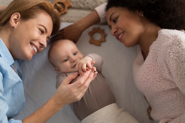 Familia de dos mamás que tienen un bebé