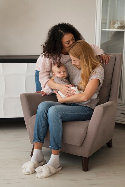 Familia de dos mamás que tienen un bebé