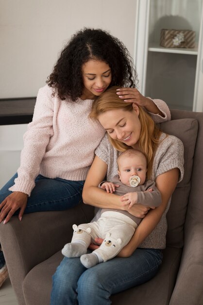 Familia de dos mamás que tienen un bebé