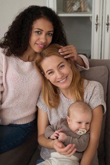 Familia de dos mamás que tienen un bebé