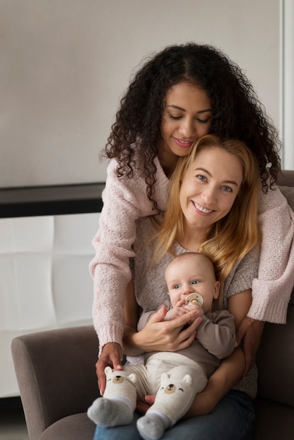 Familia de dos mamás que tienen un bebé