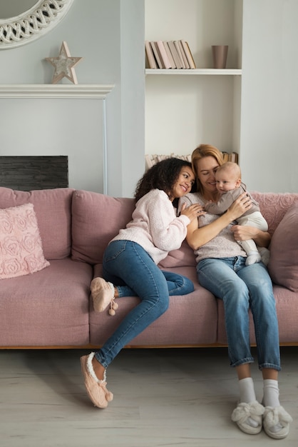 Familia de dos mamás que tienen un bebé