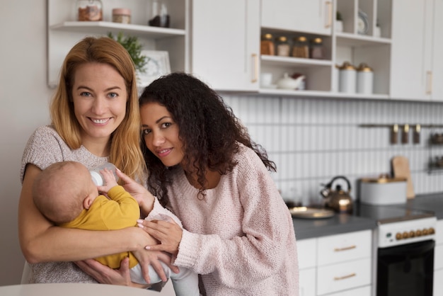 Familia de dos mamás que tienen un bebé