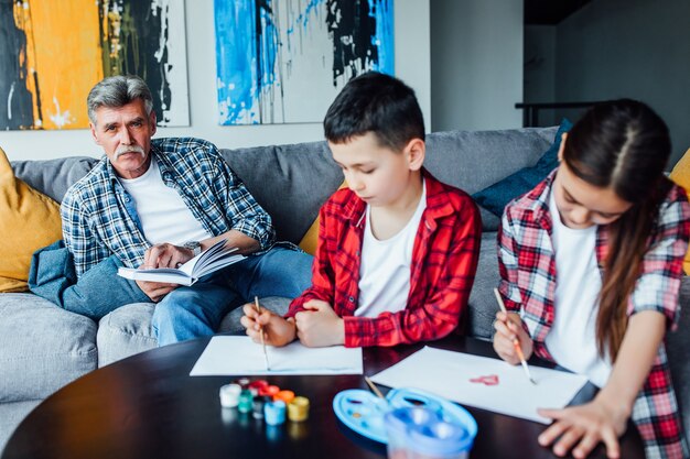 Familia. Dos niños pintando en la escuela. Educación.