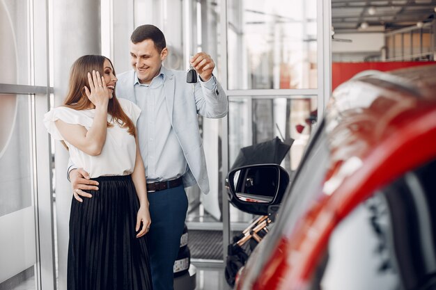 Familia elegante y elegante en un salón de autos.